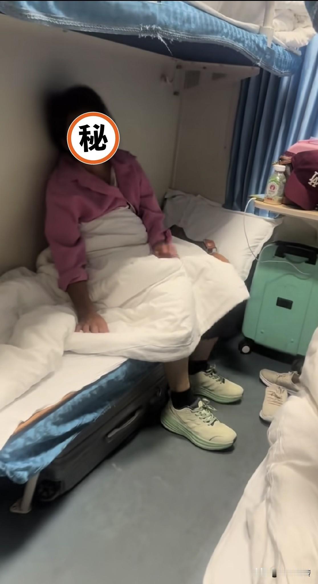 有一次坐火车回家，有幸买到一张下铺的床位。后面上来的中铺是一位带着七八岁男孩子