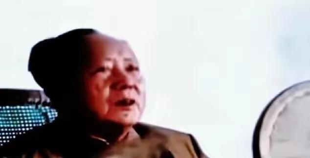 毛主席在延安文艺座谈会上的讲话，原文是这么说的：“我是个学生出身的人，在学校养成