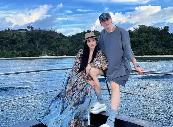 钟丽缇赴马来西亚旅行照哇塞，好美呀，50多岁的她这状态超好，看起来也就30多