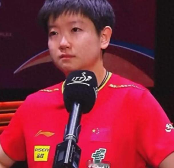 孙颍莎球场上挥汗如雨，拿冠军，赢奖金，钱也不是那么好挣的。 年纪轻轻，一身伤