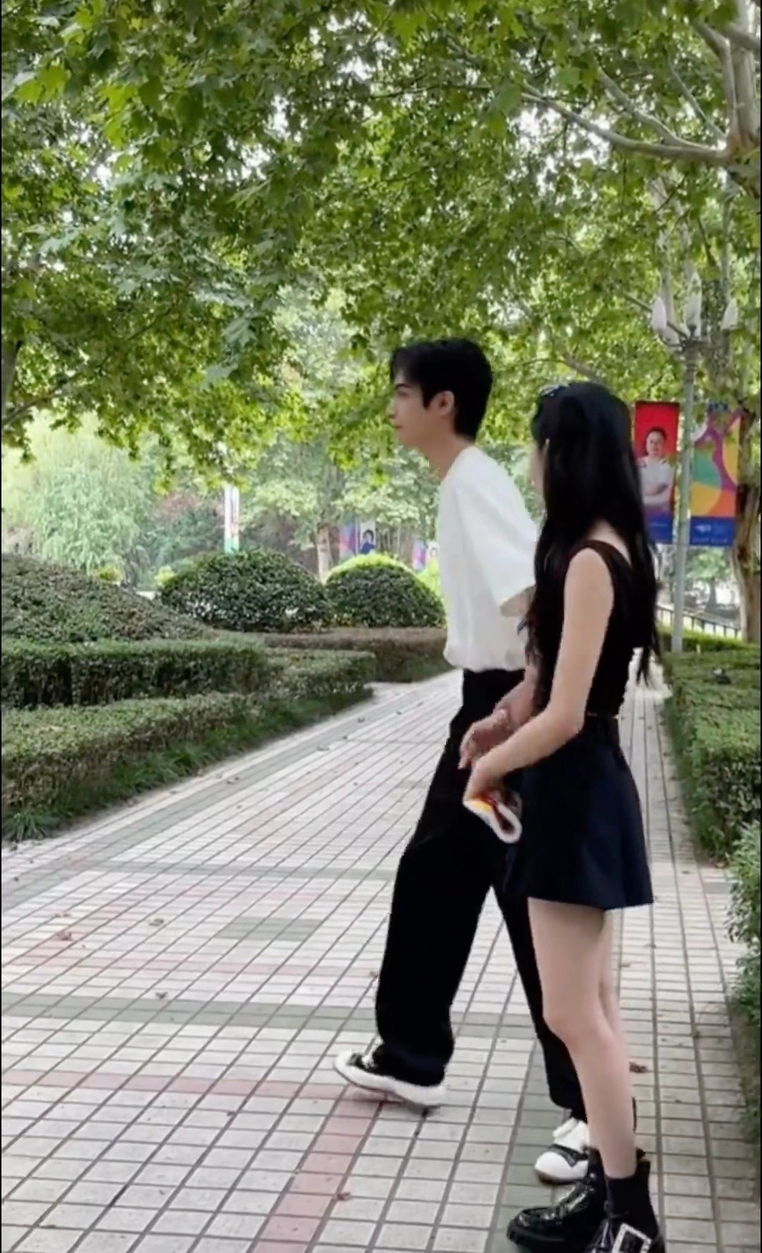 我的妈呀…这腿…头身比太好了，普通人要这么瘦可能会像大头娃娃​​​