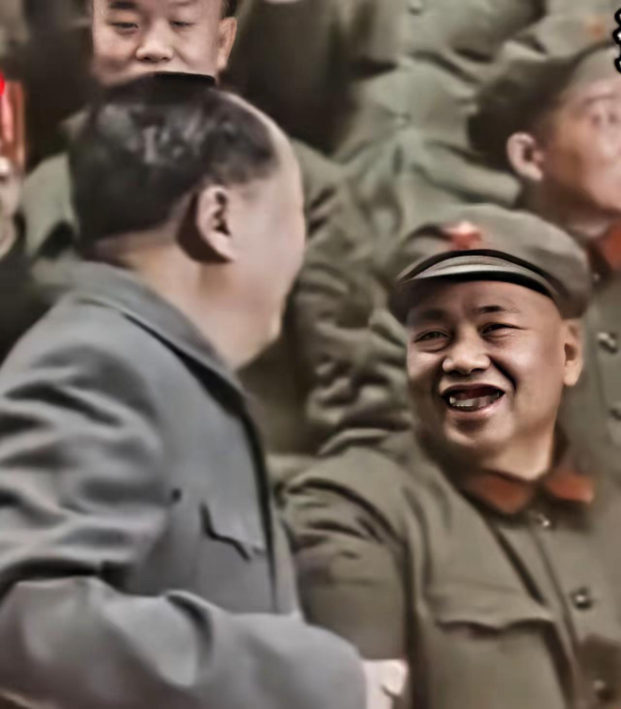 毛主席与许世友的将帅情1967年，中南海菊香书屋。毛主席的饭桌上，多了一副碗