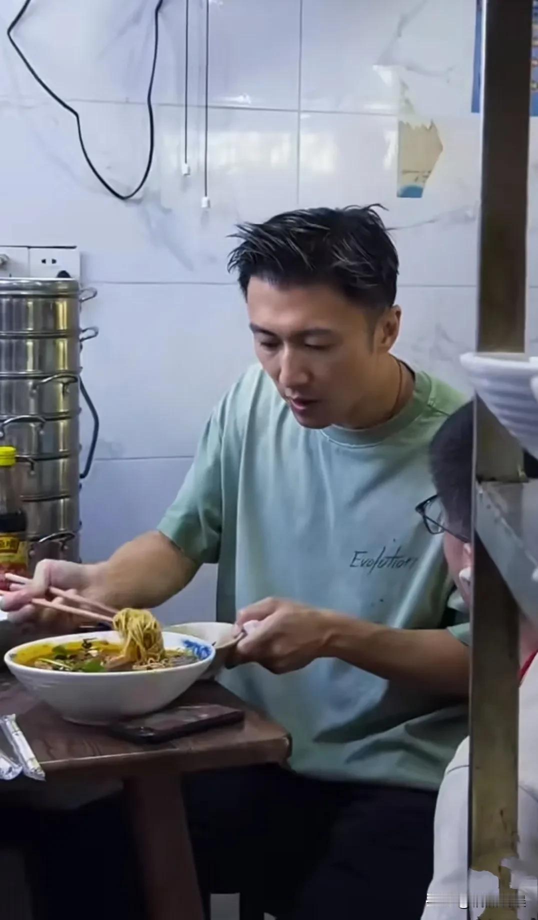谢霆锋果然对美食的研究情有独钟啊，他每一次在哪个城市开演唱会，然后就会对周边的美