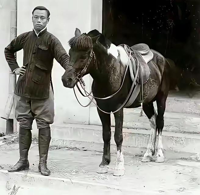 1940年，石友信召集军官开会，要讨伐高树勋，替自己亲哥哥石友三报仇。正当石