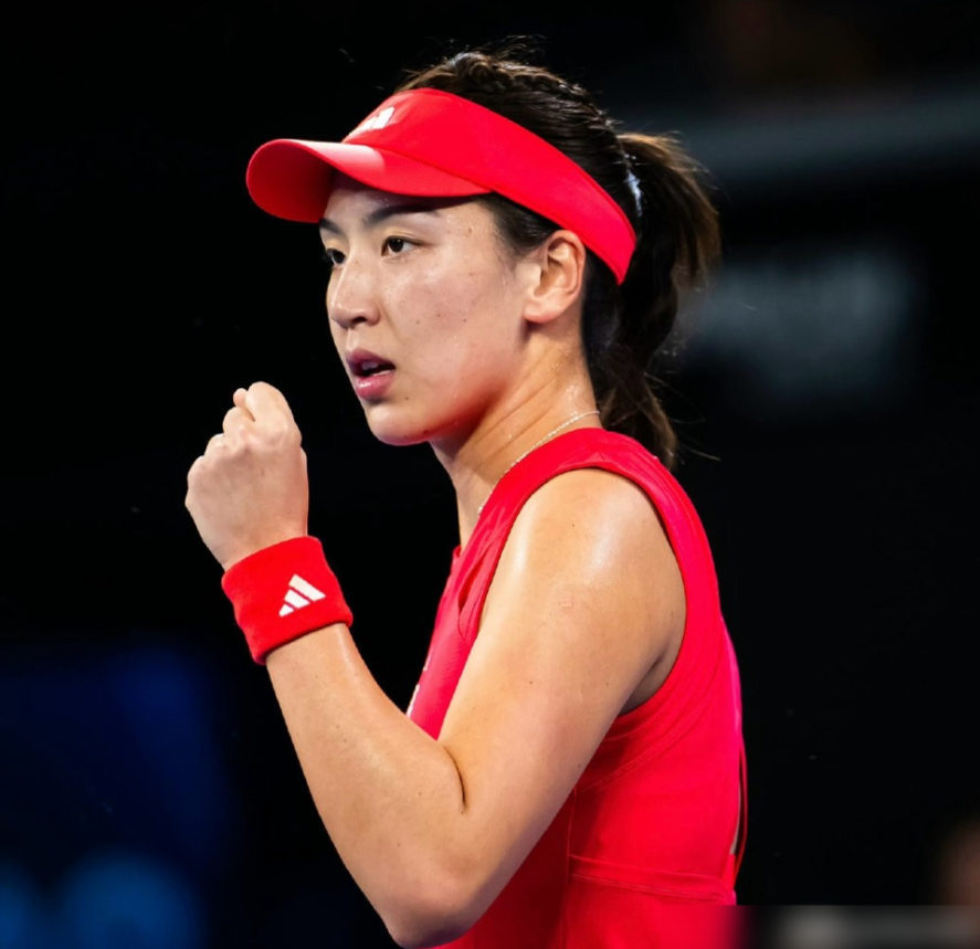 WTA最新排名里，王欣瑜1383分排32，郑钦文扣108分后落到37，这是近年头