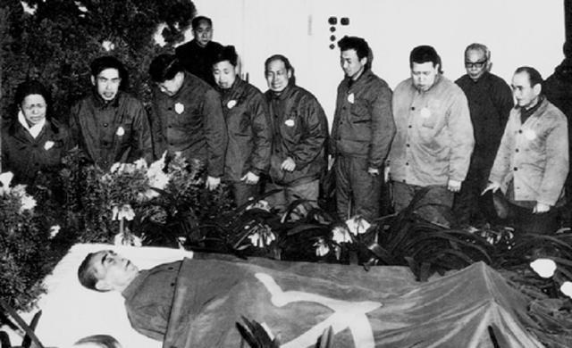 1976年初，周恩来总理病逝，举国悲恸。国家处于动荡之际，总理职位空缺，一场关乎