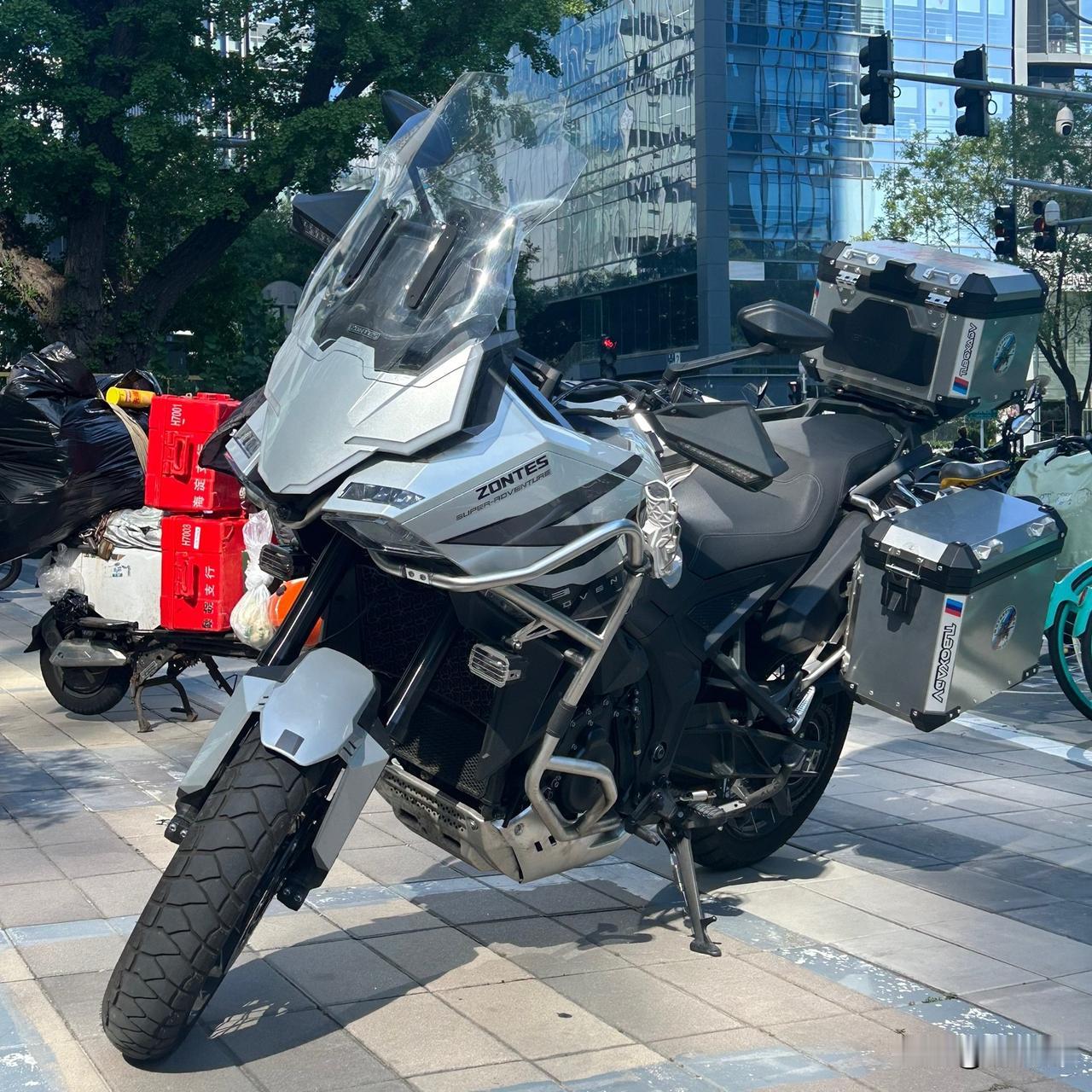 去4S店里给车做保养，那个修车师傅很有水平，他总能找出毛病。他很客气地对我