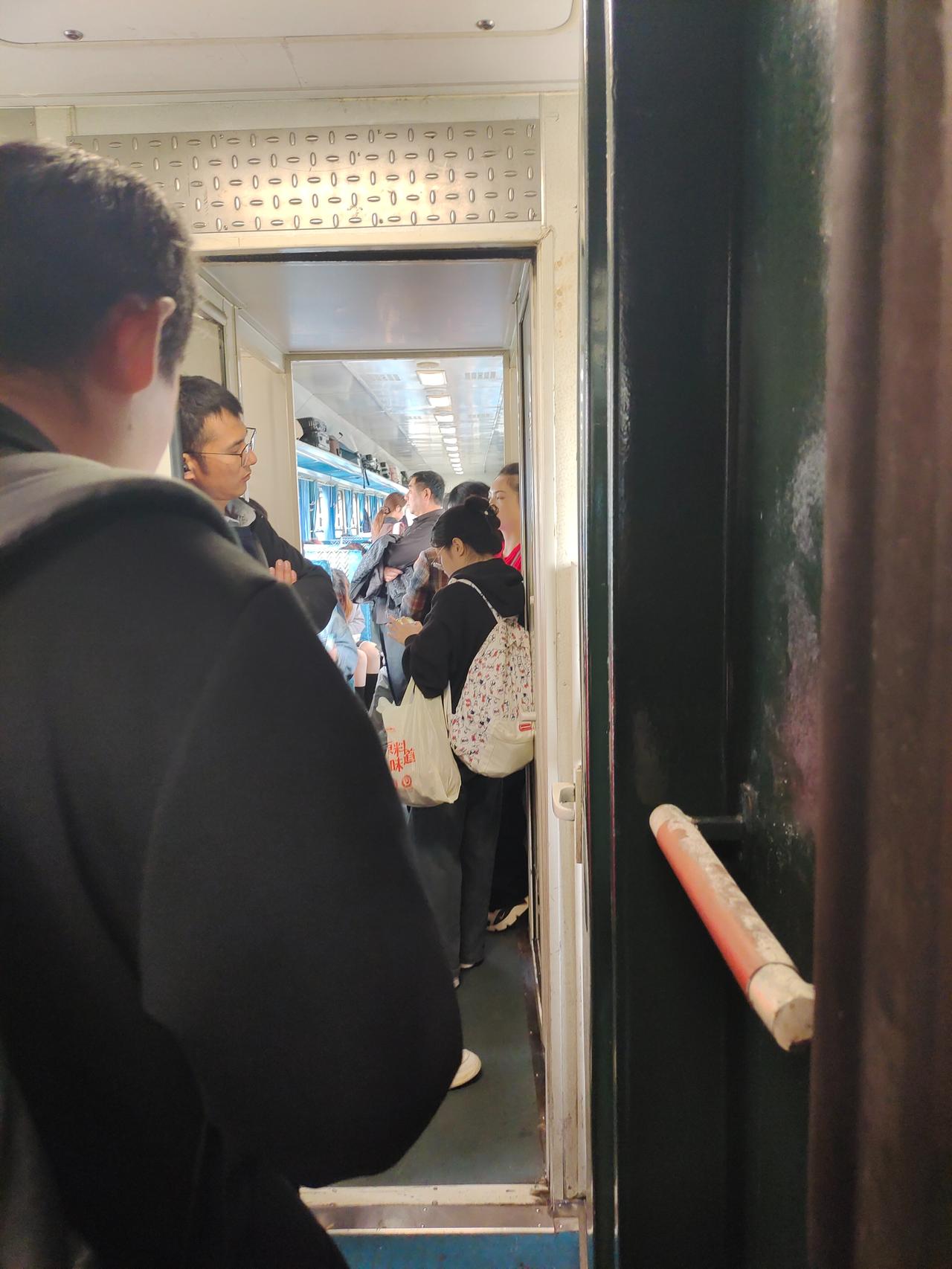 武汉开行都市环线火车，接连2天白天两趟都是销售一空。估计铁路局自己也没想到吧。为