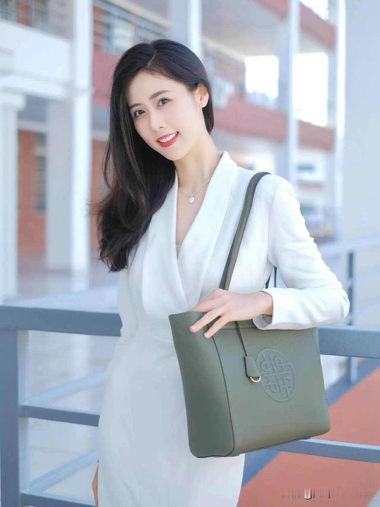 绿袖拂春风，笑语入画廊。