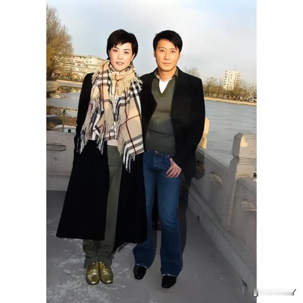 2004年，王菲与黎明在北京，留下的美好瞬间。王菲当时35岁，状态极佳，比少女还