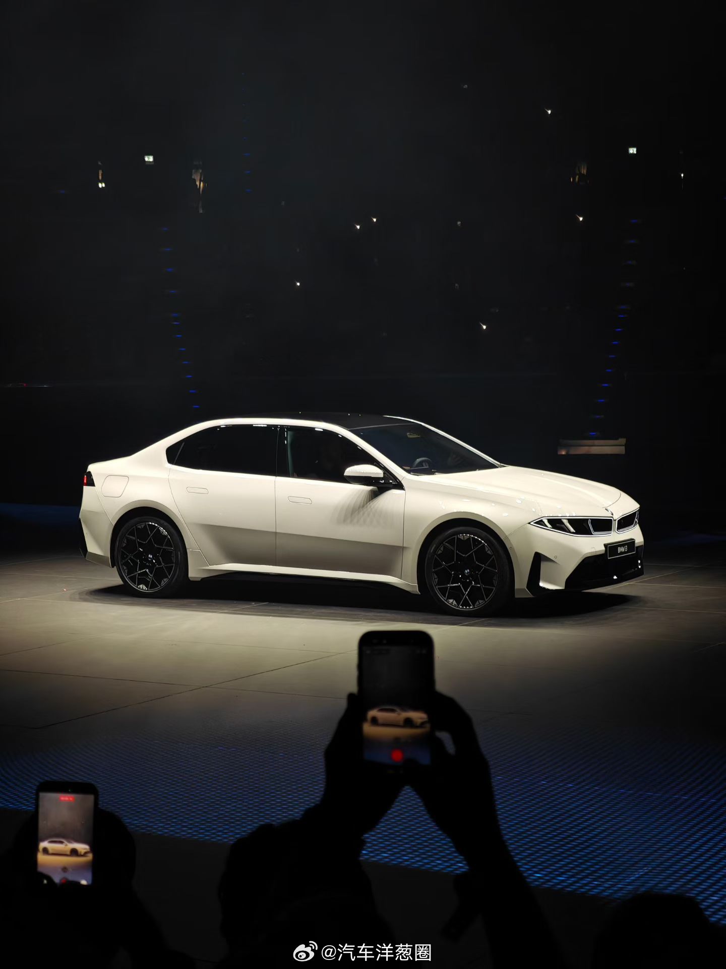 全新一代宝马3系、新世代宝马i3，来了！葱哥大视野这台白色的更上相！实车也好看