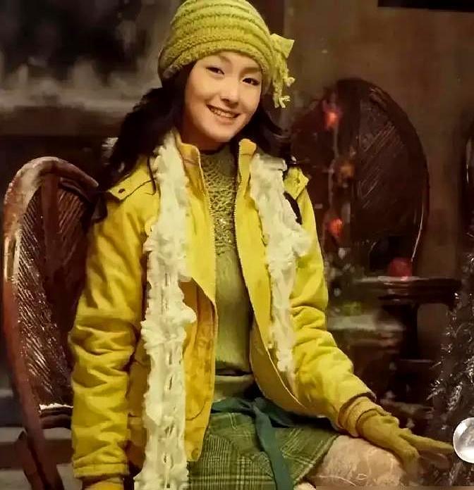 你敢信吗，全网都在嘲笑那件挂满蕾丝的粉色外套土得掉渣，它却在上个月悄悄卖爆了，单