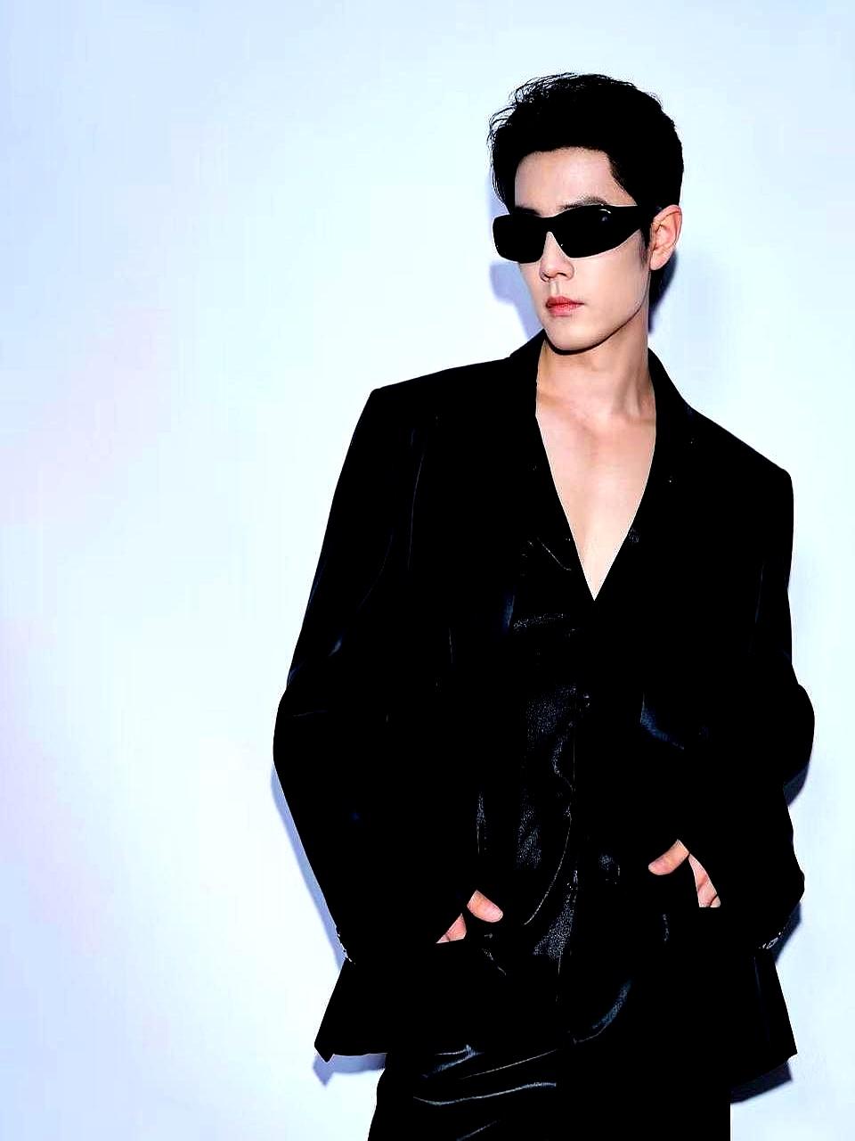 当全网刷屏"多产才是王道"时，肖战从米兰秀场带回的行李箱还未拆封。123天拍