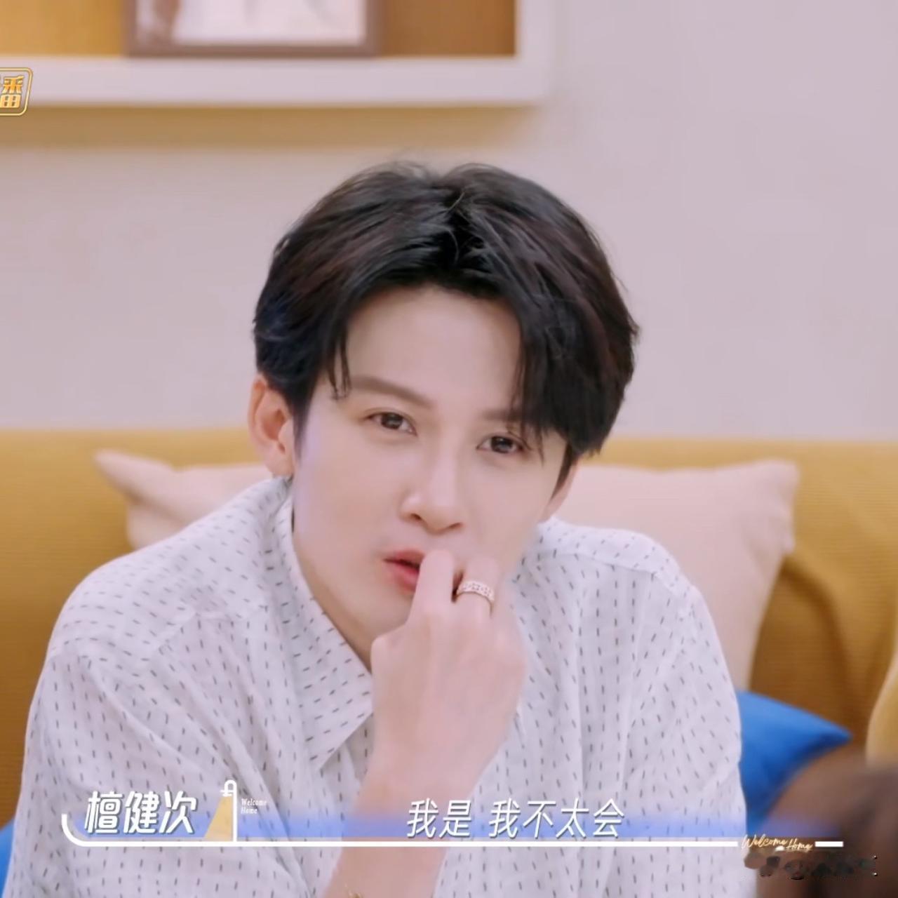 檀健次问：“你们可以一个人去看电影吗？”李雪琴马上说：“我是一个人去看的。”随后