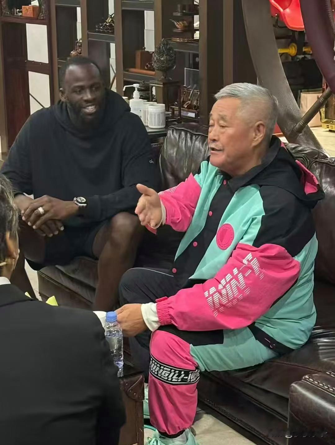 68岁赵本山在家接待篮球运动员格林、郭艾伦，他穿着很厚的棉服，虽然已经白发苍苍了