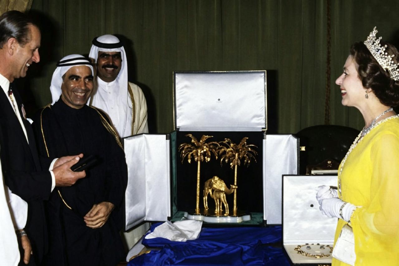 这是1979年2月25日英国女王伊丽莎白二世到访迪拜。当时的迪拜酋长谢赫·拉希德
