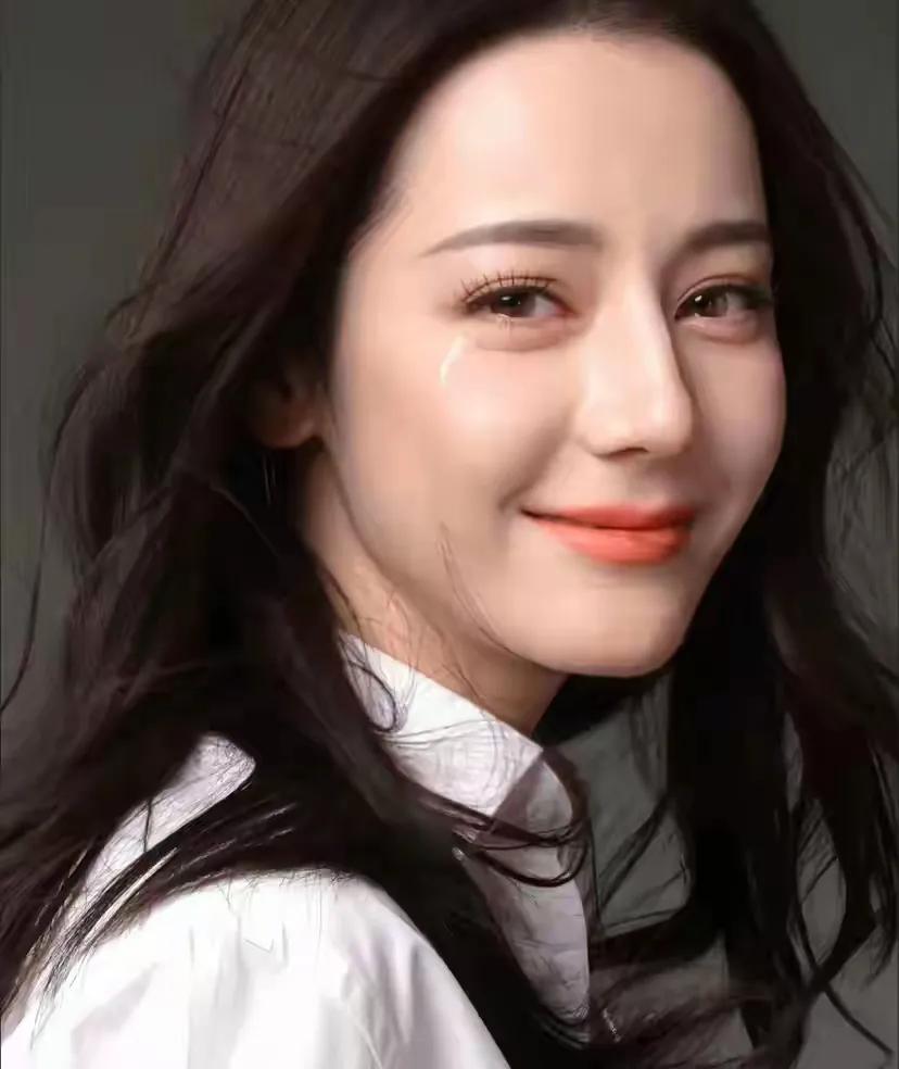 热巴这次真的要急哭了！团队其他人都顺利抵达巴黎，只有她在迪拜中转被困，彻底赶不上