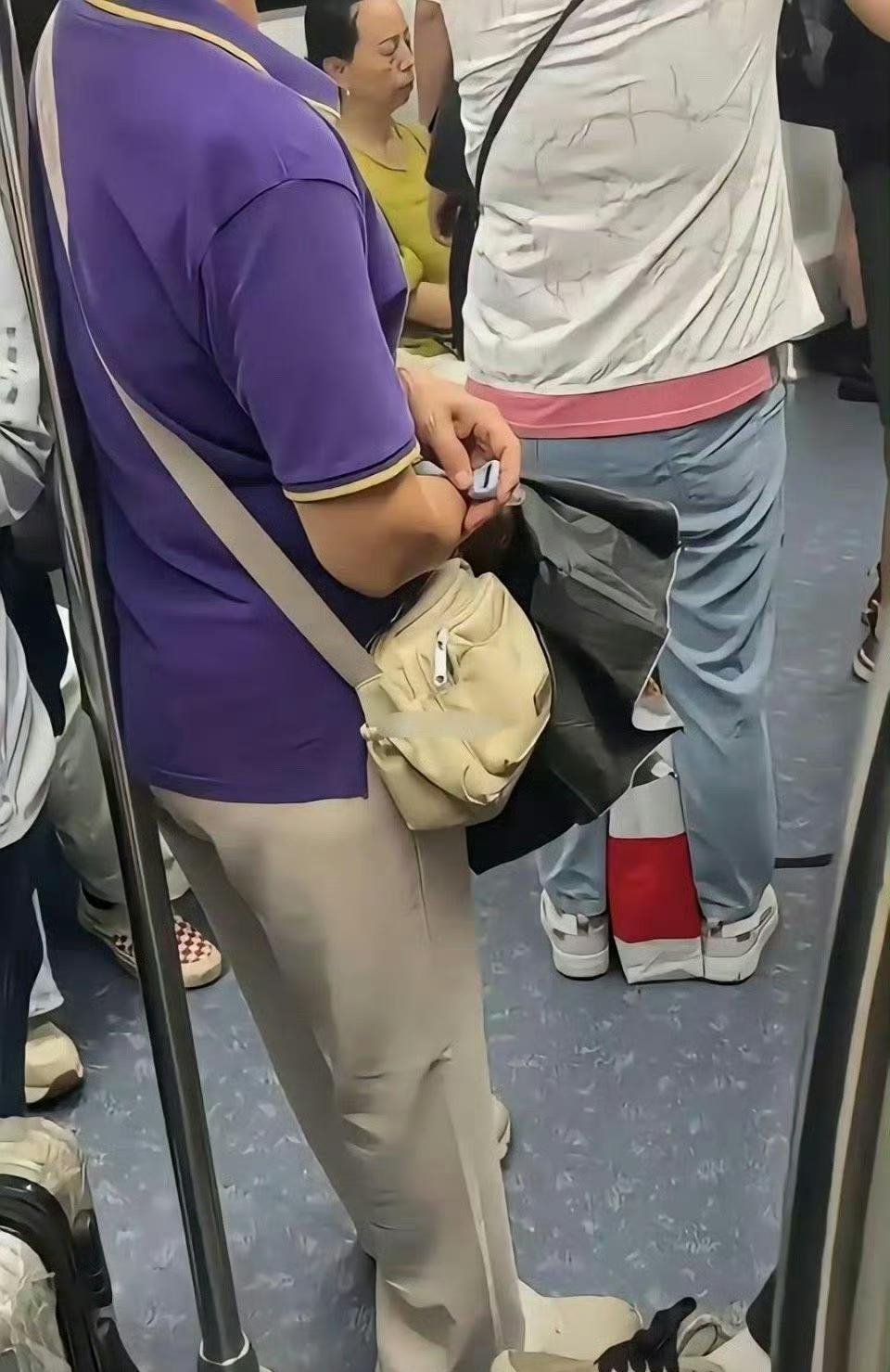 在地铁上遇到的，阿姨拿个小东西一直在那里按按，这是什么东西啊。