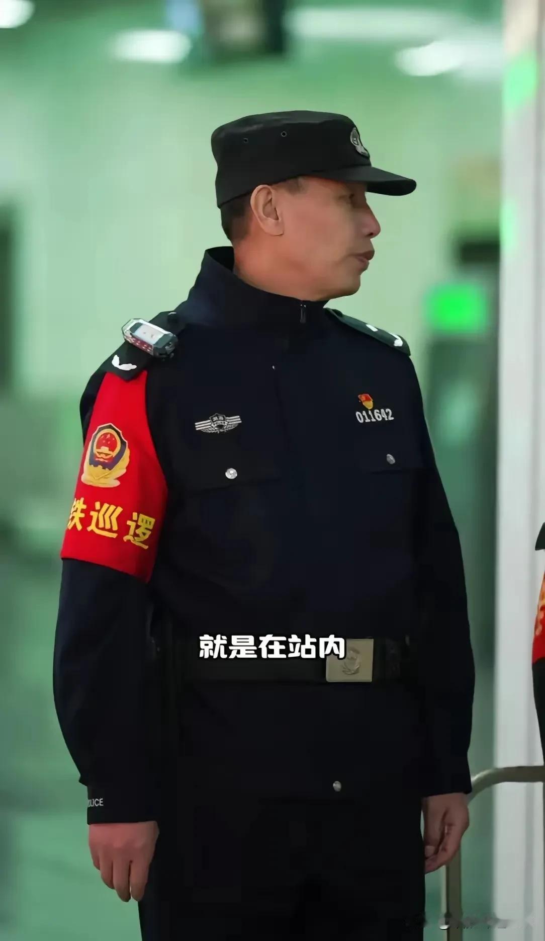 警察是什么？这张图片告诉你！他是三级警监也是二级高级警长却依然奋战在地