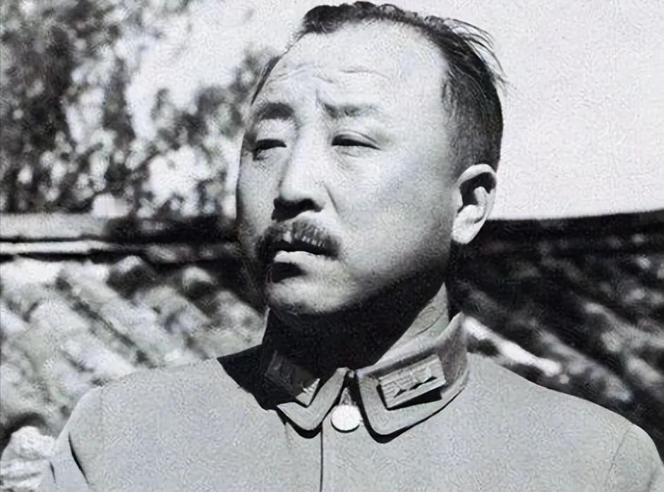 1949年元旦，南京城里气氛压抑，卫立煌被软禁在住处，门外有宪兵看守，电话线也早