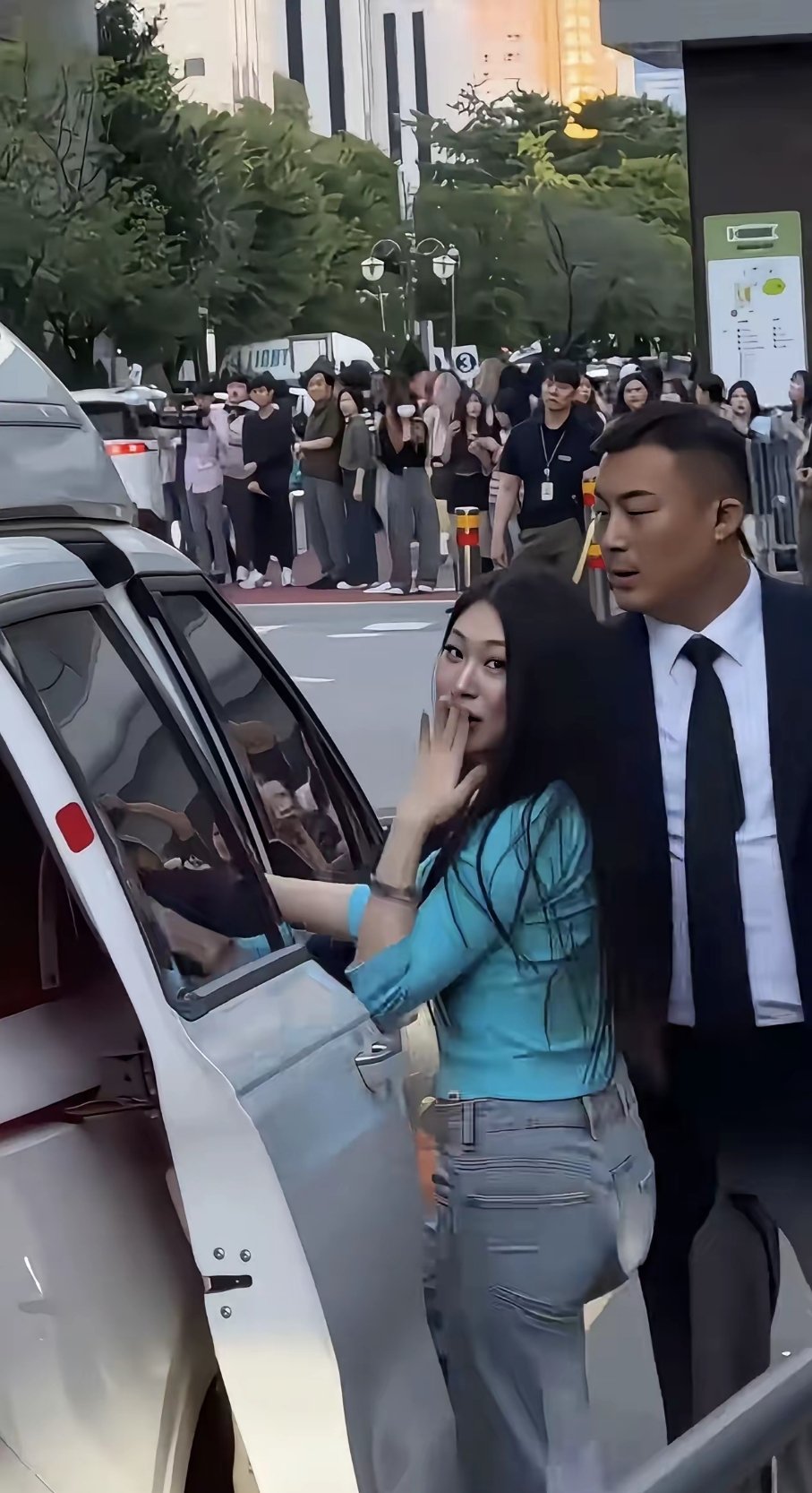 不是什么人都能吃娱乐饭的，哪怕小沈阳两口子追着喂​