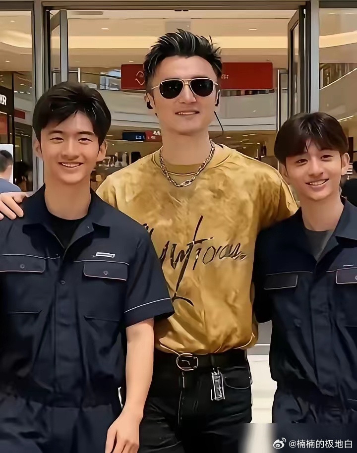 谢霆锋把隐私给了王菲，却把镜头给了儿子。他和王菲出门，帽子口罩捂得严严实实，生