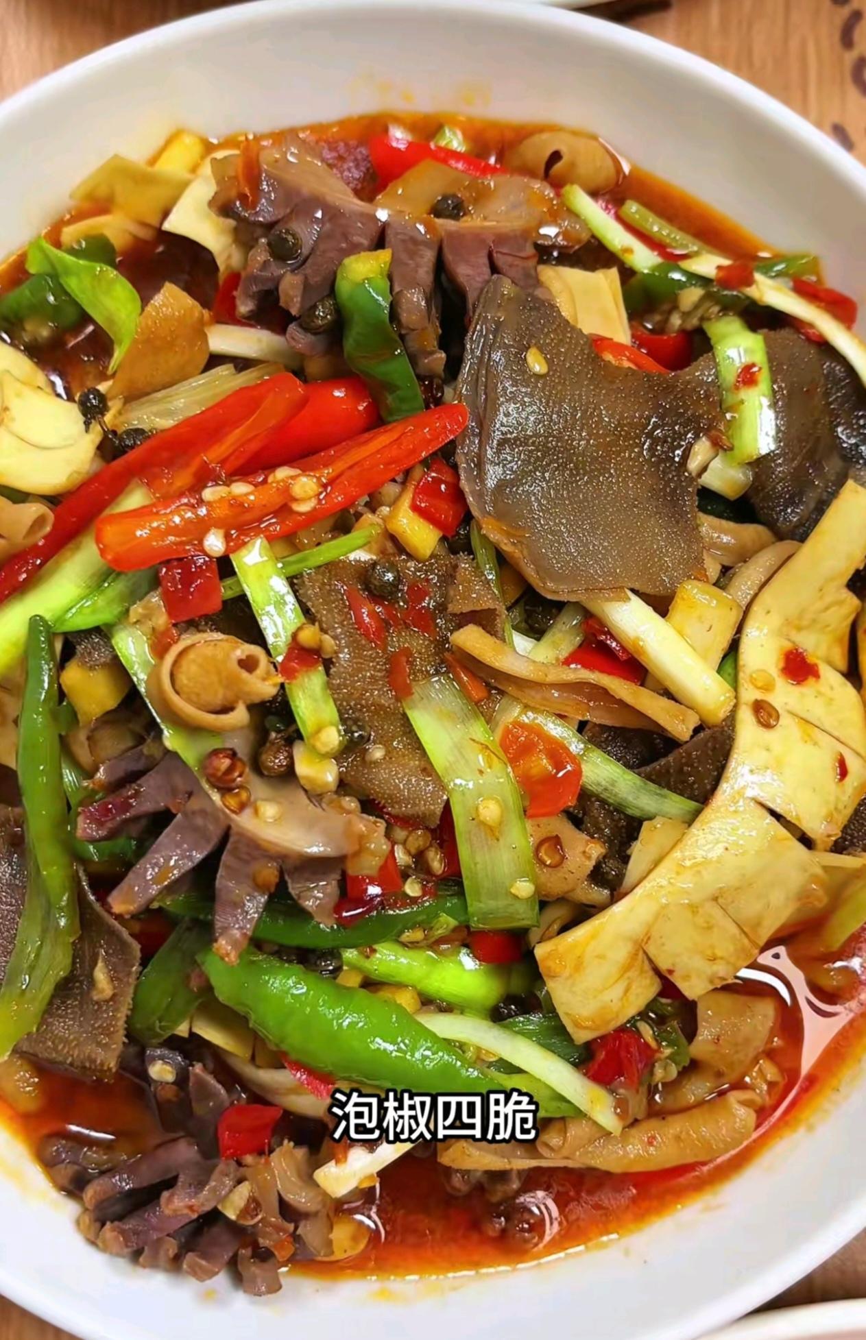 老公做的午饭，一桌家常菜色香味俱全。香辣牛肉炒莴苣、泡椒四脆、番茄鸡蛋虾仁、