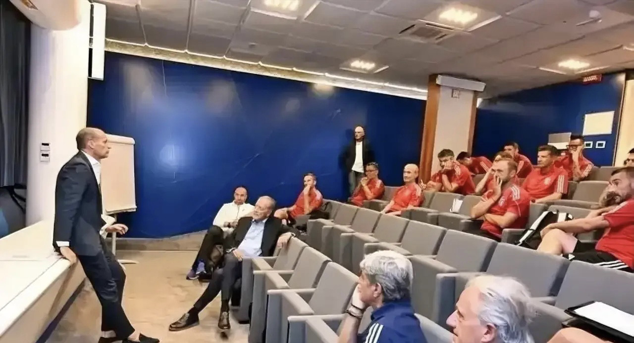 阿莱格里露脸！米兰有排面！在科维恰诺教练学院讲课，学生包括小法、哈姆西克等。大家对于阿莱格里的战术理