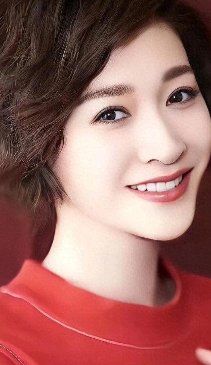 李小冉她演了半辈子电视剧，观众还在看。说明什么？不是她演技炸裂，就是观众太好