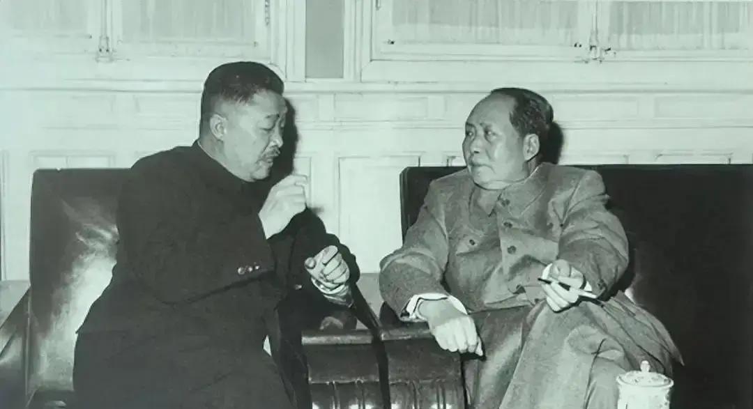 1942年贺龙娶了比自己小20岁的女学生，主席看贺龙头顶，忍不住开玩笑！贺龙站在窑洞外的空地上，手里