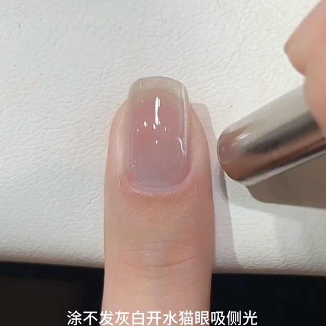 这猫眼紫色渐变美甲让我一整个夏天沦陷！做完指甲立刻冲去海边，阳光一照，猫眼纹路像