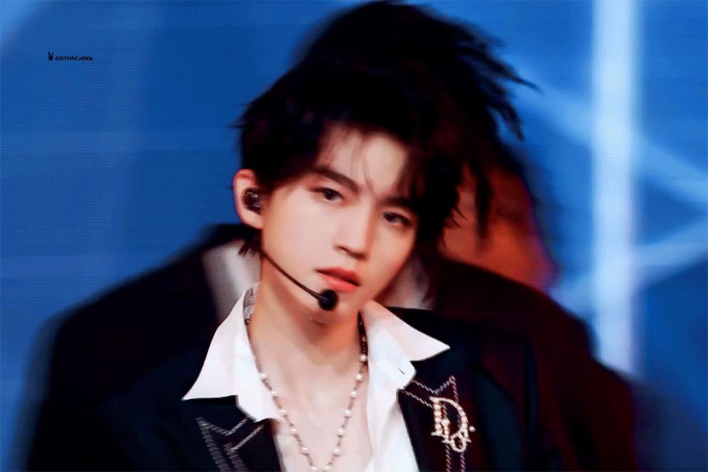 王俊凯的跨年老家别人跨年换台如换装，他跨年像回快乐老家——连舞台烟花都熟门熟路绽