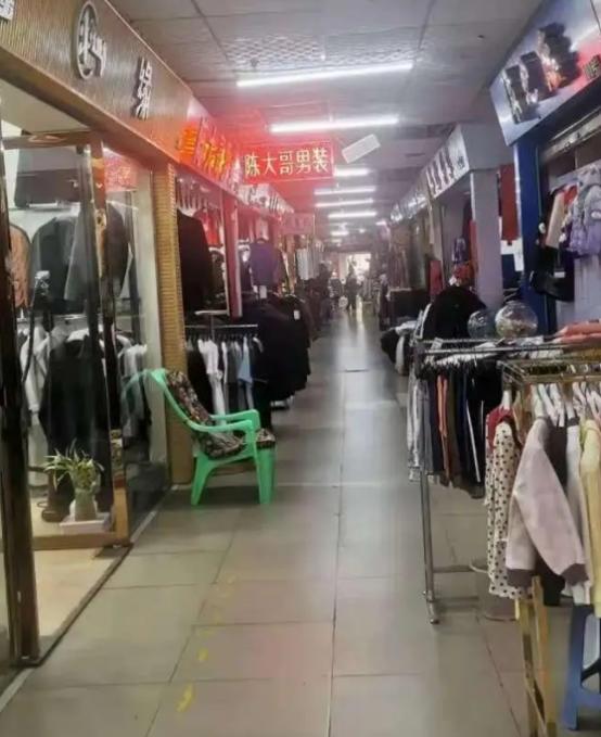 为啥偏偏在中国，电商能把实体店打得抬不起头？说白了就是最扎心的现实：一模一样的东