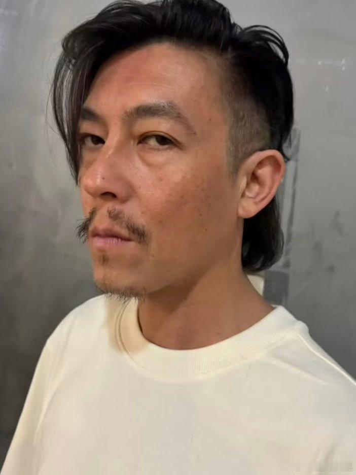不服老不行，网友发现，陈冠希疑似长出老年斑。