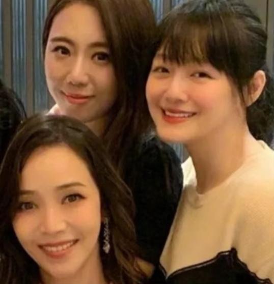 回看大S和汪小菲感情甜蜜的那段日子，即便生完孩子后，她从原本纤细的尖下巴，慢慢变