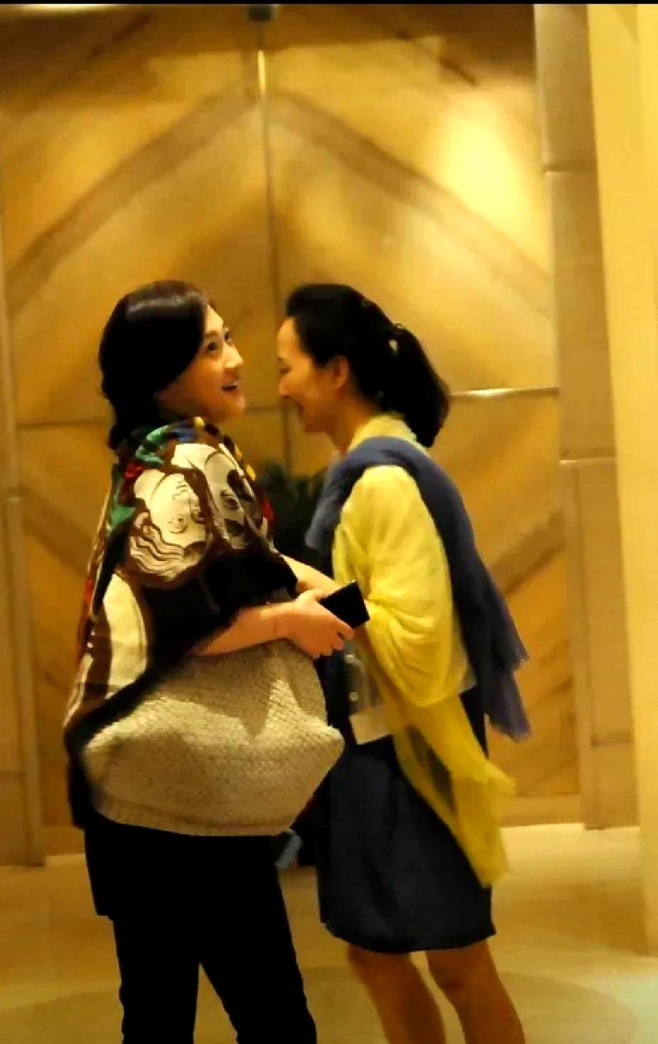 风钻骨头凉时，民政局门口，她抱着女儿，红本还烫手。婆婆隔两步探口风：回去吧？