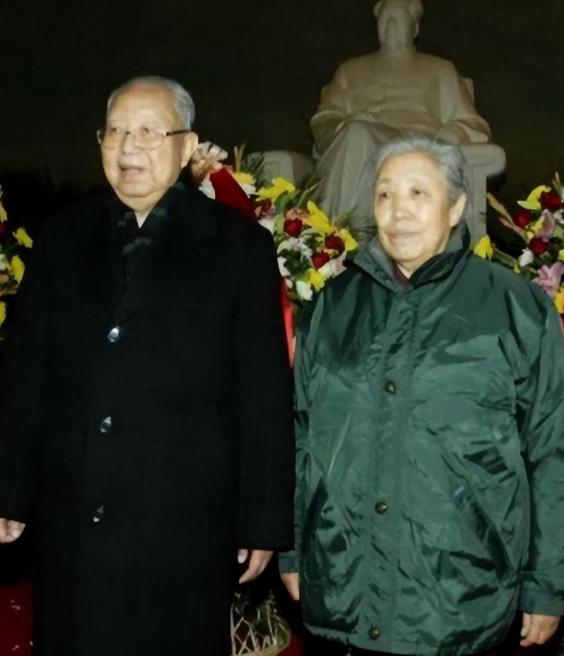 2007年，华国锋最后一次去毛主席纪念堂，临走时高喊一句话，在场的人听了