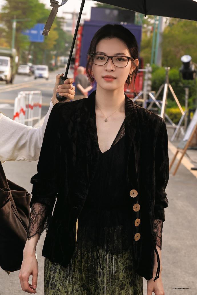 近日钟楚曦在外出的时候搭配的很漂亮，像个靓丽的少女，也很有国际超模风采。她里