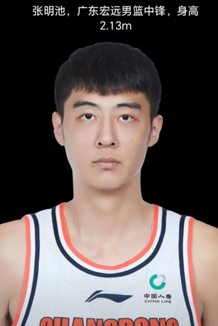 张明池，原广东宏远男篮中锋，发胖到这样咋打球！张明池身高条件非常好，2.13m