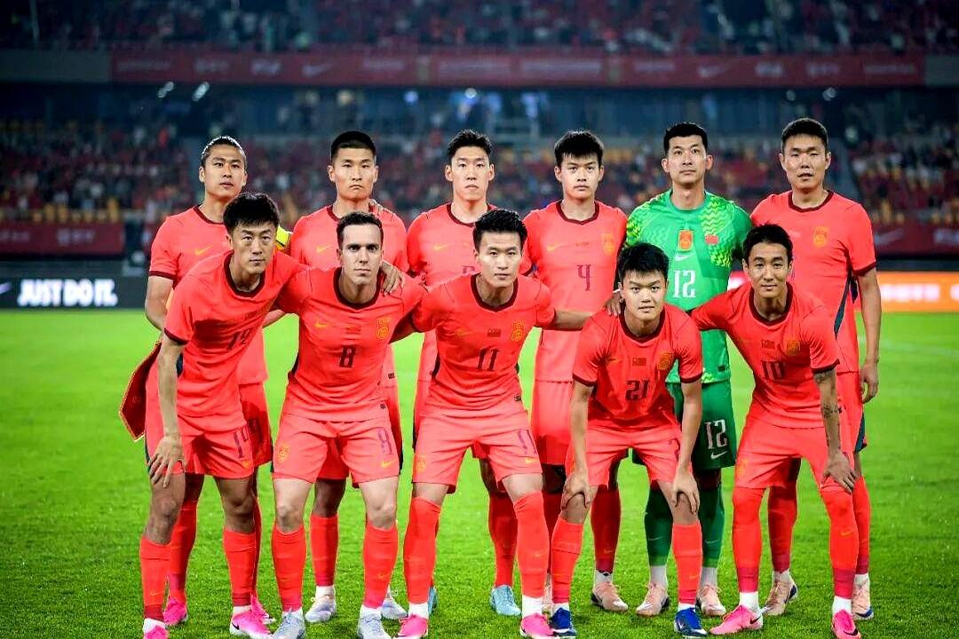 国足主场打平泰国队，三点事实不吐不快：教练席上的邵佳一迎来了主场首秀，可两万七