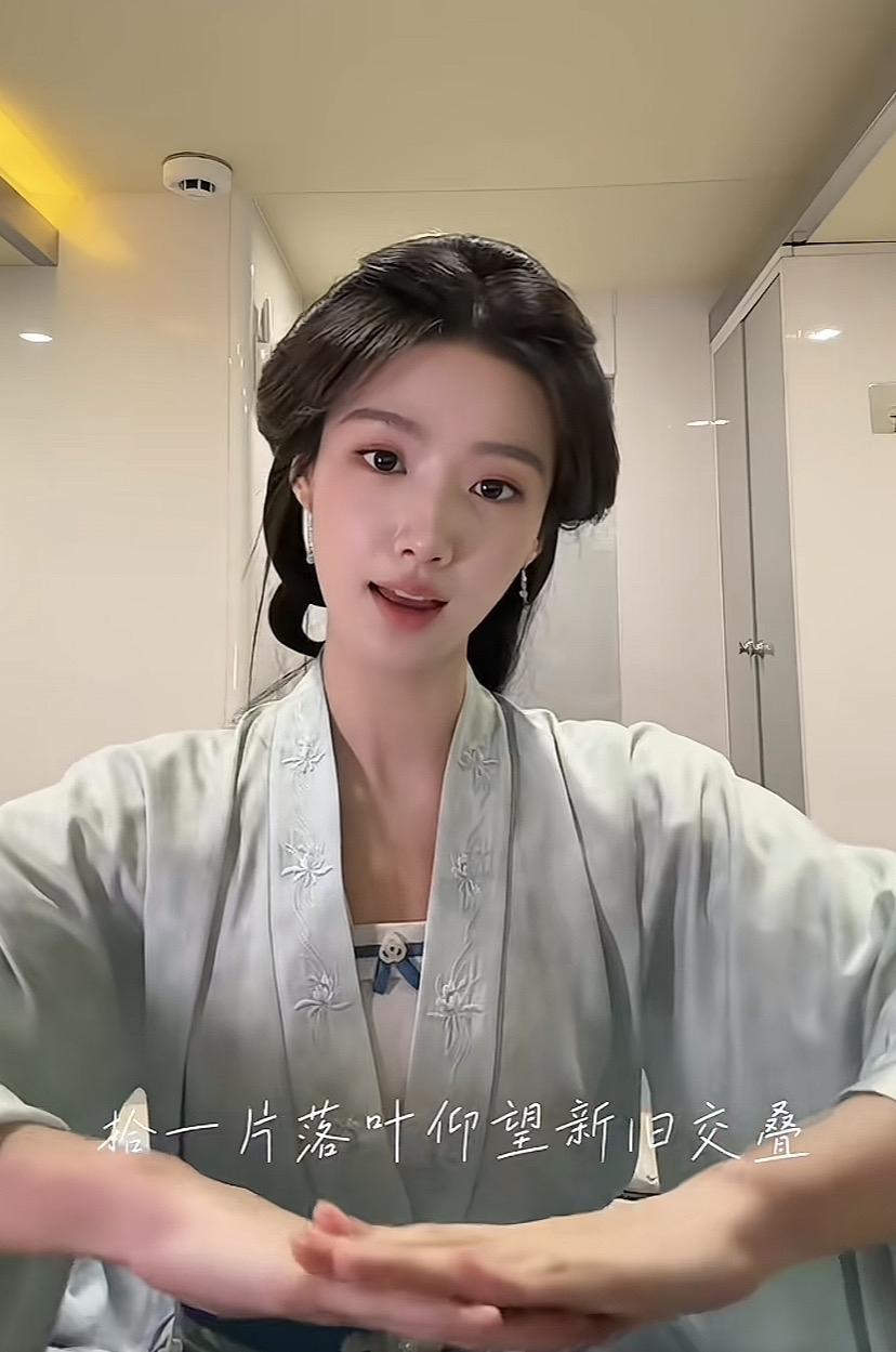 卢昱晓现在是顶流了吧。抖音每个视频的点赞都是百万以上。粉丝也有1246万。