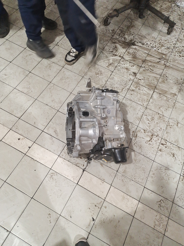 速腾卓越7挡双离合变速箱从2000多公里发现漏油，一直开始修。换了好几个油封，