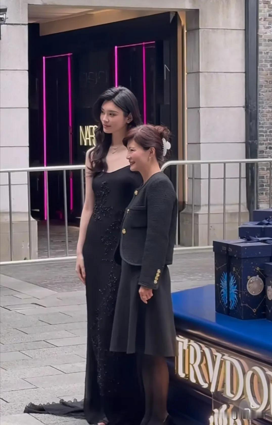 奚梦瑶真是事业女性啊，做了豪门媳妇也“闲”不住。她现身上海，为某品牌店新店开张