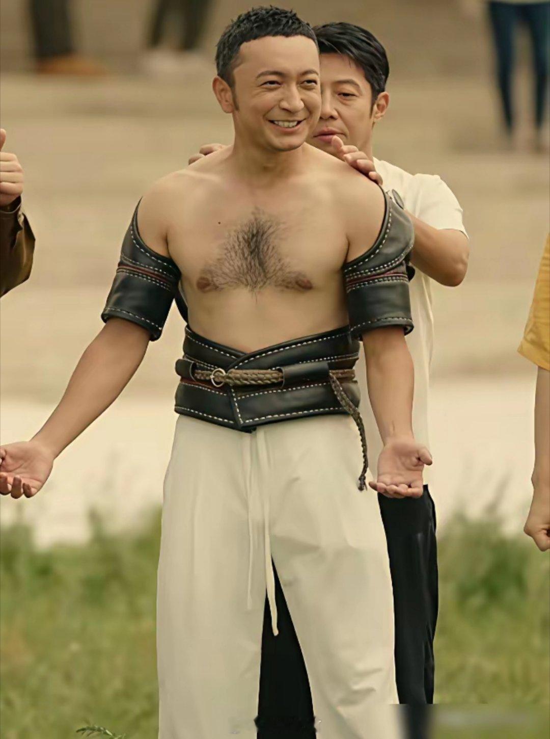 脱下西装的尼格买提，用一身腱子肉击碎滤镜。42岁拼的不是肌肉，是给中年危机的一记