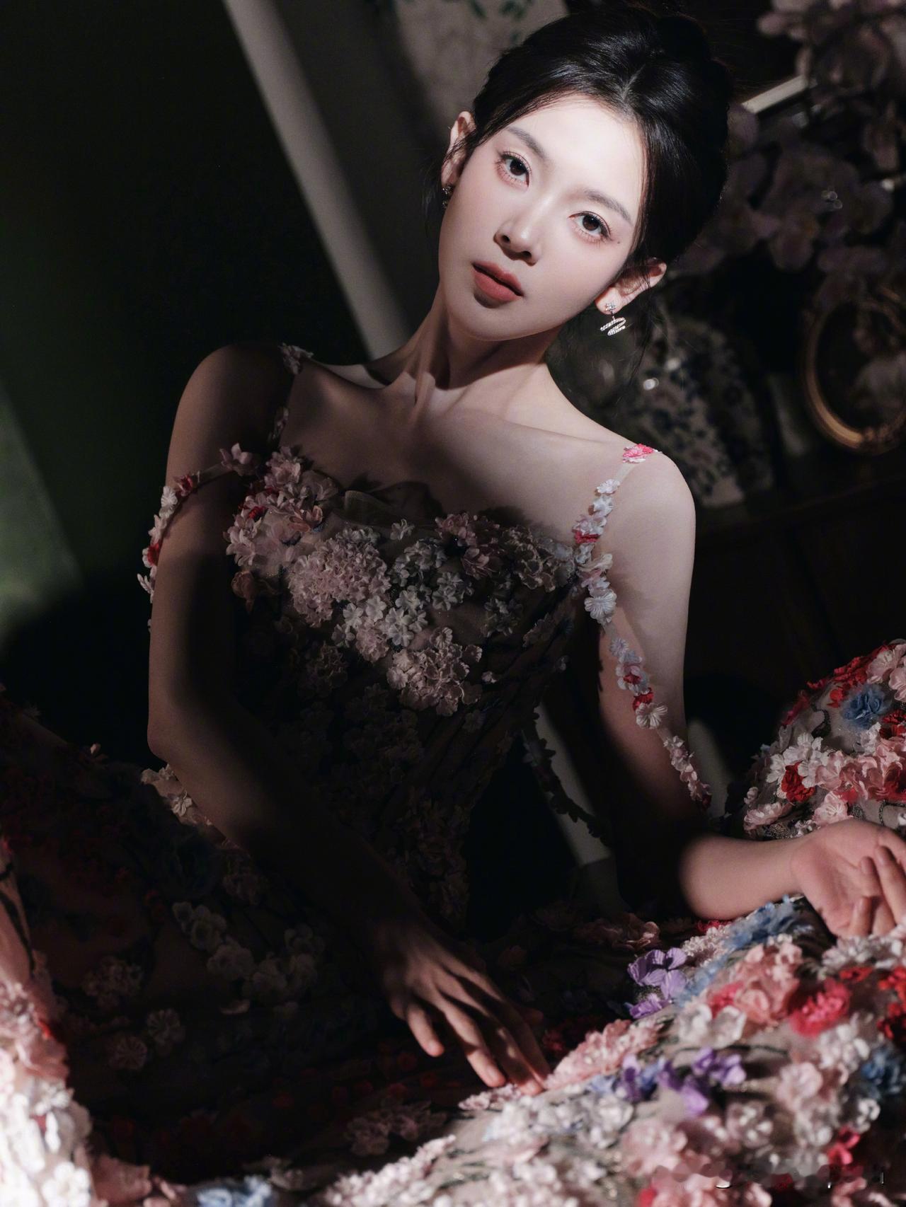 哇塞，陈瑶这套“西方桃”造型也太绝了吧！简直是从童话里走出来的花仙子本仙～层