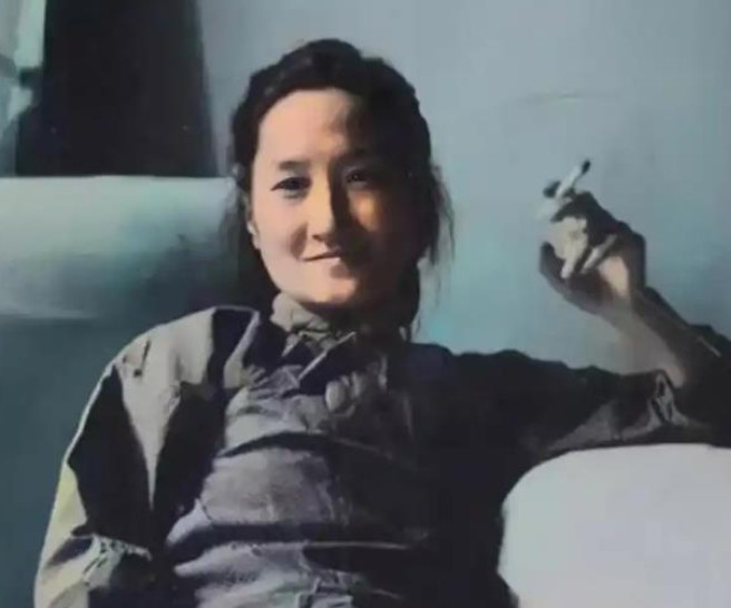 1965年，62岁陆小曼去世。翁瑞午的长女翁香光闻讯赶来，见四下无人，迅速解开陆