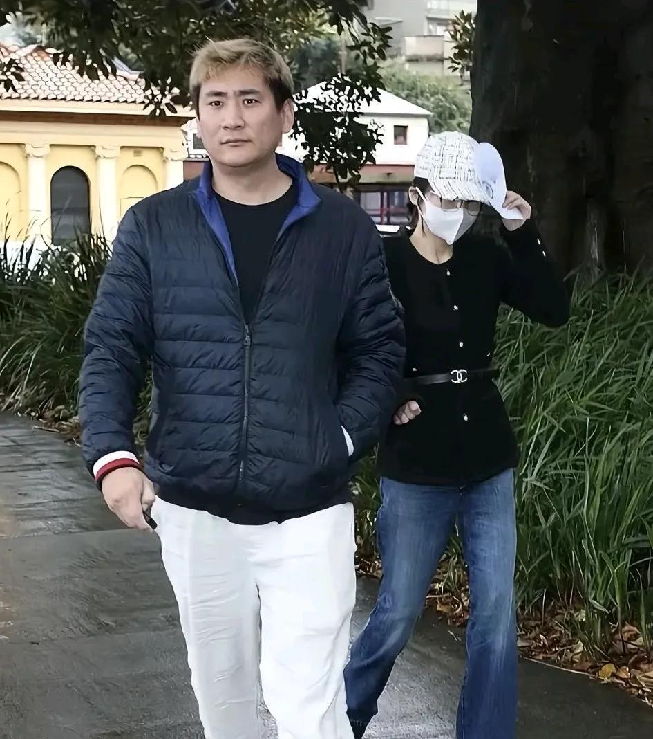 走在杨兰兰身边的这个男人，不用怀疑，一定是她的保镖，这身高、这体格子，一看就是个