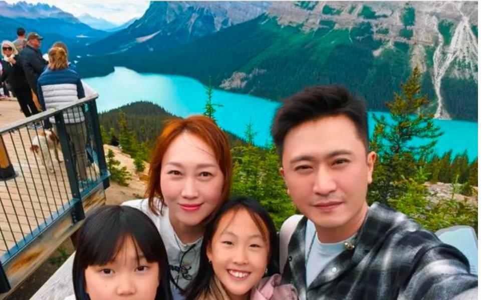 主持人杨帆一家在加拿大旅行，俩女儿一个像爸一个像妈，好幸福一家人。