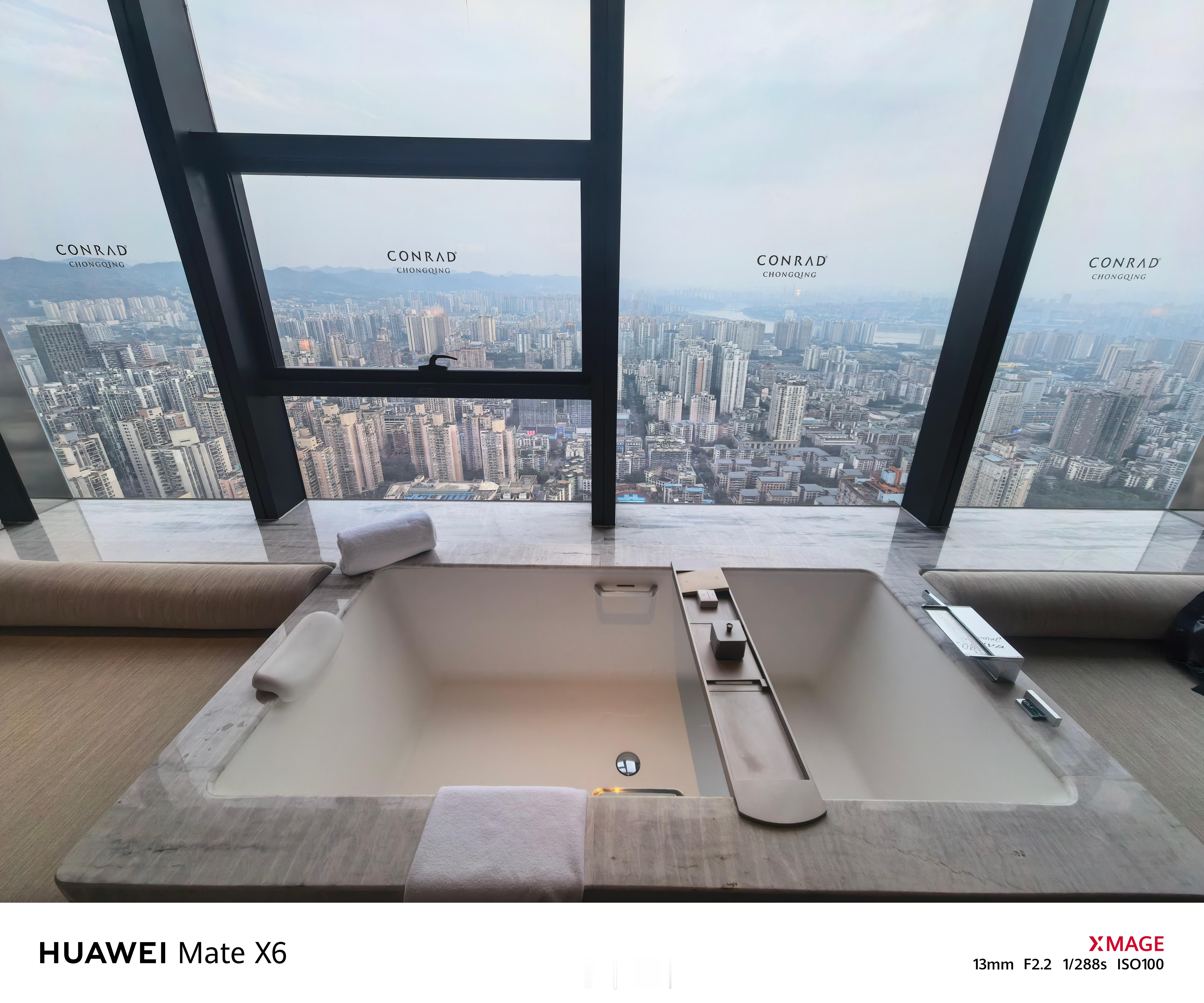 今晚住的重庆康莱德酒店，城景浴缸大床房，房间总体面积有73方左右，平时售价小20