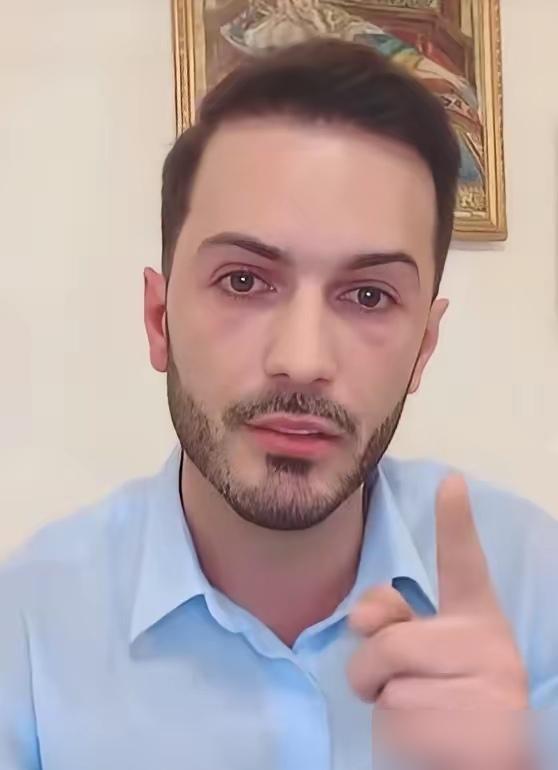 阿尔巴尼亚的官方名单都快被翻出火星子了，也没瞧见这位“商务参赞”的半个影子。